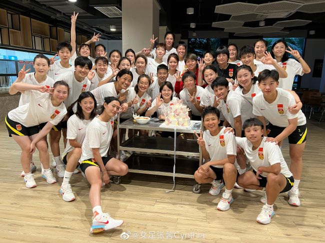 叶辰摇摇头，淡然道：不必了，我就在山上等着他们，他们爬上去的这段时间，我也正好陪陪我的爸妈，等他们爬上去之后，我再揭开谜底。